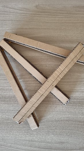 Just whipped up this fantastic drawing easel from cardboard! Can't help but wonder, what else can't you do with paper and cardboard? Share with me your creative cardboard creations and ideas in the comments below! And let's inspire each other! . . . . . #cardboard #art #cardboardart #design #paper #diy #recycle #packaging #carton #handmade #cardboardcrafts #contemporaryart #cardboarddesign #artwork #box #indian #recycling #painting #artist #hobby #drawing #creative #d #cardboardbox #dkmx #sustai