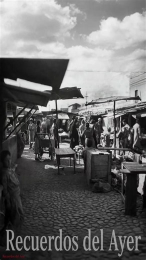 El mercado de Tepito a principios del siglo pasado. Puestos de madera, piso empedrado y sombreros por todos lados. Así empezó el barrio bravo. #RecuerdosDelAyer #Tepito #BarrioBravo #MercadoDeTepito #CDMXAntigua Recuerdos del Ayer