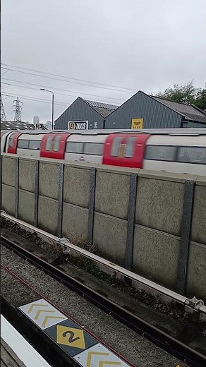 Jubilee line passing Star lane
