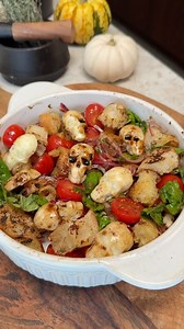 Halloween Caprese 👻 Eine tolle Halloween Inspiraton und sehr lecker. #food . . . #instafood #rezepte #recipe #einfacherezepte #schnellerezepte #abendessen #lecker #salat #caprese #halloween | kitchenachim