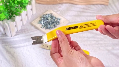 Feekoon Glazier Point Driver, Glazier Setting Tool with 100 Push Points, Glazing Push Point Driver Tool for Framing Glass Picture Cross Stitch(Yellow,1 Pack)