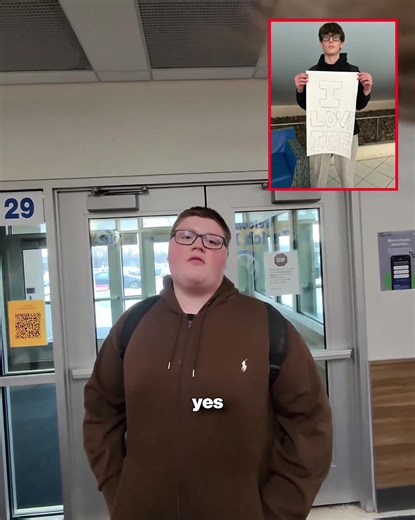 🇺🇸 During an anti-ICE protest at a Chicago school, one student held a sign that read ‘I love ICE.’ He was confronted by another student who told him ‘I’m gonna punch u’ before attacking him. U.S. high schools have a big problem. | News Snapper