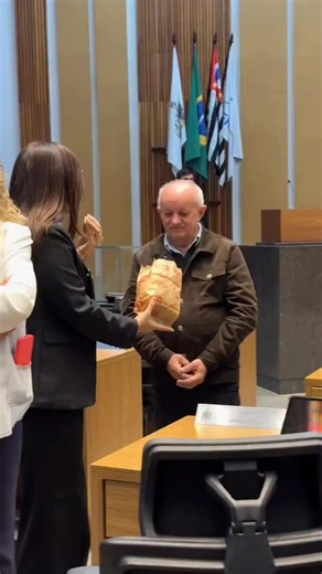 Enquanto vereadores do PT e do PL discutiam durante a visita do Padre Kelmon à Câmara Municipal de São Bernardo do Campo, a vereadora Luana resolveu acompanhar tudo de um jeito diferente: comendo pipoca. 🍿 Sem perder nenhum capítulo da discussão, a parlamentar assistiu aos debates como quem acompanha um verdadeiro filme, chegando até a distribuir pipoca para colegas da Casa e oferecer aos munícipes que acompanhavam a sessão no plenário. Em meio ao clima acalorado e aos bate-bocas, a cena chamou