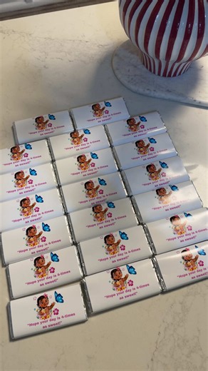 These are so easy to make for your next occasion ive been making them for a long time as pre orders you can also make them yourself so fun 🤩 Save the video and make them for your next special event #custom #partyfavors #chocolate #personalisedgifts #favorite