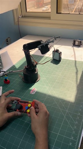 Robot Arm with Arduino من محتوى كورس الروبوتكس الشامل (متوفر أونلاين و أوفلاين)