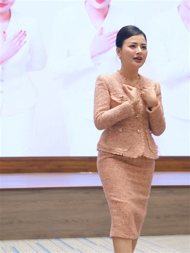 Cách cúi chào khi gặp đồng nghiệp và cấp trên #tips #tip #Uravietnam #nghithuc #thanhlich #giaotiep #kynanggiaotiep #chatluong #dichvu #hinhanhcanhan #etiquette #business #training #trainingday