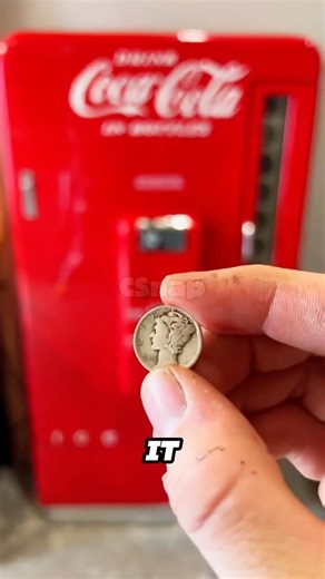 Coke vending machine that gave free PIZZA?!😬🥤