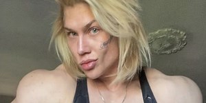 Bodybuilder Julia Föry in Two-Piece Workout Gear Says "Hustle So Hard"