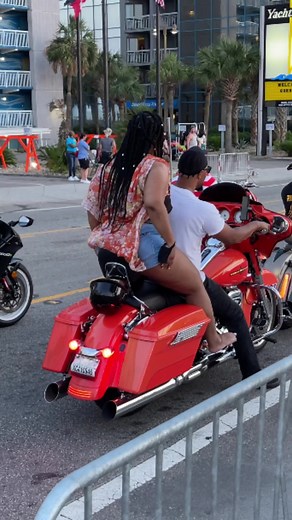 Cruzin Ocean Boulevard Black bike 2021 #motorcycle #bike #crusing #riding #harleydavidson #motos #people #myrtlebeach #roadking #streetglide #bagger