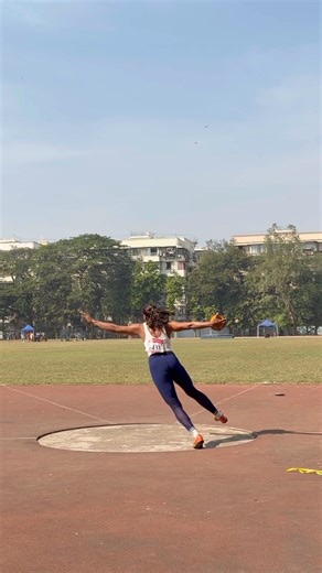 Women discus competition warmup #gamathrower #trackandfield #motivation #thrower #competition