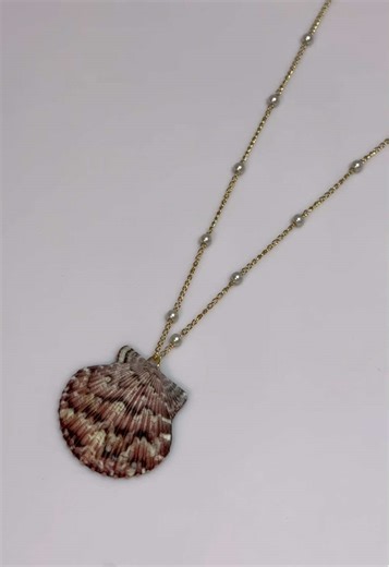 Making a custom seashell necklace order 🐚✨ She chose a purple calico scallop on an 18 inch pearl chain 🩷 #shellnecklace #handmadejewelry #summerjewelry #shelljewelry #seashells