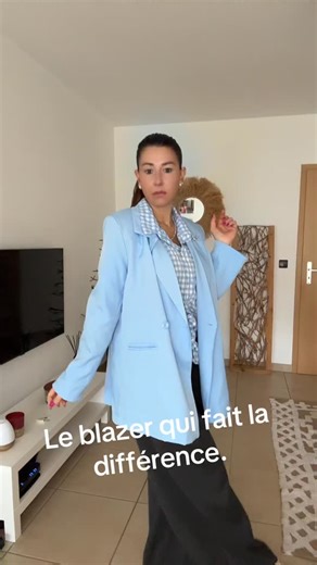 Charlotte Lorquet | On a toute besoin d un blazer bleu dans son dressing🩵👌🤩🤩 #blazer #bleu #blues #basic #tendance... | Instagram