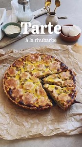 { Tarte à la rhubarbe, pudding à la vanille et crumble } 🌸 … à l’occasion de mon anniversaire, je vous partage mon gâteau préféré. . 👉🏻Ingrédients de la pâte sablée aux amandes (moule 22/24 cm): * 250g de farine * 90g de sucre * 30g d’amandes en poudre * une pincée de sel * 150g de beurre * 1 oeuf 👉🏻Ingrédients de la garniture: * 500g de rhubarbe * Confiture de fraise * 200 ml de crème liquide * 2 œufs * 3 càs de sucre semoule ( 3 càs pour la rhubarbe) * 1 sachet de pudding à la vanille * d