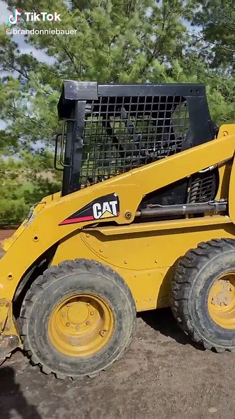 Cat 236 just dropped off, won’t start and if it does start it dies after a few mins #catskidsteer #caterpillar #wontstart #heavyequipmentmechanic