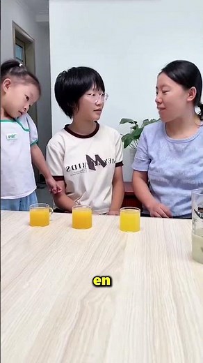 The little sister kept the glass of water and juice 😮
