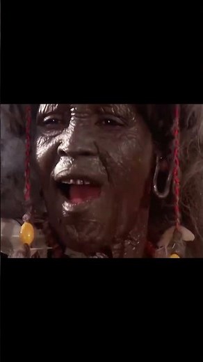 Las minas del rey Salomón (1985): Quatermain sobre el foso de cocodrilos.