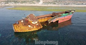 Con tàu mắc cạn 'hot trend' ở Ninh Thuận có nguy cơ gãy đổ
