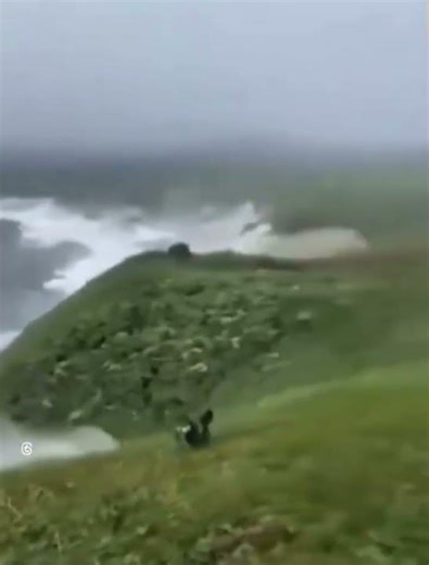 STRANGE Ocean Anomaly In Ireland Causes Huge Tsunami Wave Onto The Cliffs!