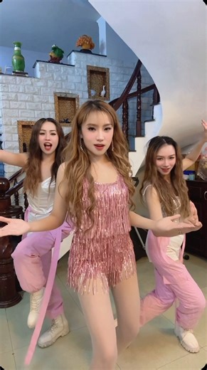 Ca sĩ & vũ đoàn nghiêm chỉnh ôn bài trước giờ đi diễn … !! | Châu Ngọc Tiên