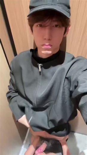 bb新作 和金主哥哥在公廁尋歡 旁邊的隔間還有人 玩的時候好緊張 不知道有沒有人喜歡萌臉騷的反差感 完整版超長 最後射滿嘴和褲子