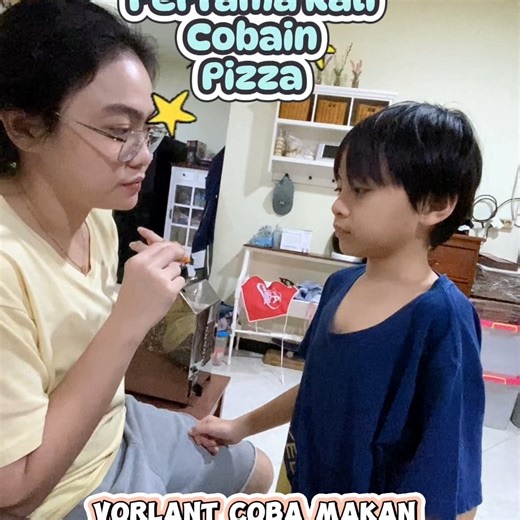 Reef Vorlant on Instagram: "Reaksi Vorlant Ketika Pertama Kali Cobain Pizza.. taktil vorlant sensitif terhadap rasa, tekstur dan aroma dari makanan yang baru dicobanya.. makanan jadi terasa jijik di mulutnya dan buru-buru mau di telan.. Kondisi yang Vorlant alami sangat umum pada anak dengan autisme + social communication disorder, khususnya yang memiliki sensory processing differences (perbedaan pemrosesan sensori), terutama di area taktil–oral. kenapa makanan baru terasa “jijik” bagi Vorlant?
