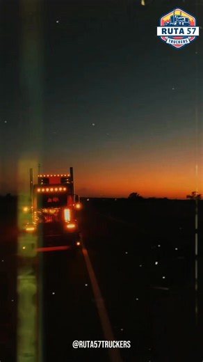 No voy detrás ni delante de nadie 🙏🏻💪🏻🛣️🚛 . . . #fyviral #camionerosdeverdad #popularreels #transportedecarga #trailerosmexico #foryoupage #viralvideo #viral | Ruta 57 Truckers