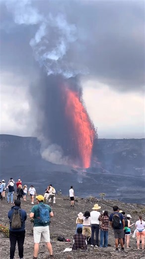 沉浸式觀賞，來自夏威夷火山國家公園的基拉韋厄火山爆發。 #火山爆發 #自然現象 #fblifestyle | 出發吧