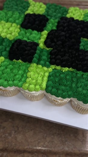 Minecraft Cupcake Cake Cake Flavor: Vanilla Filling: Snicker #cupcake #minecraft #cake #fyp #viral