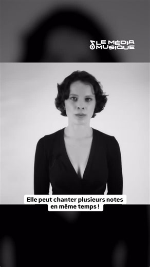Anna-Maria Hefele maîtrise une technique vocale presque irréelle : le chant diphonique. Elle peut produire deux notes distinctes en même temps — une mélodie et son propre accompagnement. Cette technique, héritée du chant traditionnel mongol, repose sur un contrôle millimétré du souffle et des résonances. Formée au conservatoire, elle a fait de cette curiosité acoustique un véritable art. Écouter sa voix, c’est comme entendre deux instruments jouer dans un seul corps. #inspiration #musicstory #po