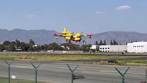 The super scoopers are back in Los Angeles! Leased yearly from Canada, they are an important part of Los Angeles County Fire Department’s aerial firefighting. Each plane carries 1600 gallons of water divided into four compartments. Pilots can drop as little as 400 gallons or the whole load with the push of a button. And they work in tandem, taking an average of only 12 seconds to refill. #SuperScoopers 🎥 Matt Hartman | Gigi Graciette