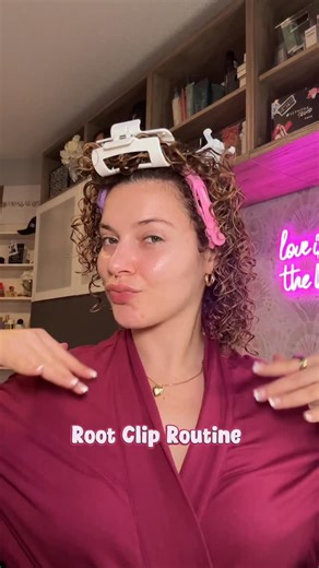 Melissa Guido on Instagram: "Quick Tip Tuesday: ROOT CLIPS // when you’re short on time but love big curly hair, root clipping can be a game changer! Just be careful to place them strategically, and not to move too much while they’re in because that’s when they can get stuck… I like to do my makeup as it air dries, and finish with my diffuser to get the bounce, and to fluff out the curls for max volume. Root clips linked in my Amazon storefront🫶 PS. This post is for those that don’t care for Ha