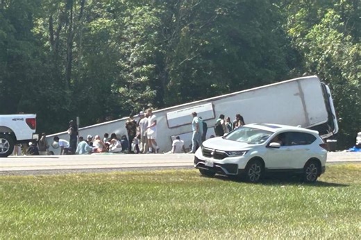 NY tour bus loses control, crashes into ditch killing 5 passengers — including a possible child — on way back to Big Apple