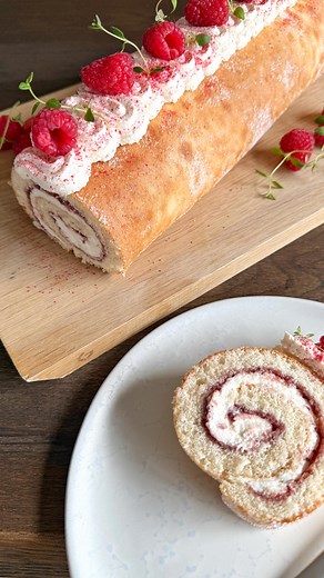 OPSKRIFT på hindbærroulade er klar!! 🤩🤩 Kender du en, der er vild med roulade?! Måske hindbærroulade - og nu i en luksusversion med vaniljecreme? Så bare rolig! Opskriften er lige her! 🥳🥳 Hjælp mig meget gerne ved at LIKE denne video. Det hjælper mig mega meget herinde på IG. Så mange tak! ❤️❤️ Så kvitterer jeg med endnu flere GRATIS og lækre opskrifter i fremtiden. Ps: Du kan også gemme opskriften for at finde tilbage til den en anden god gang 🥰🥰 HINDBÆRROULADE med vanillecreme 🩷🩷 10-12