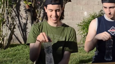 El reto de la botella con invitado secreto!