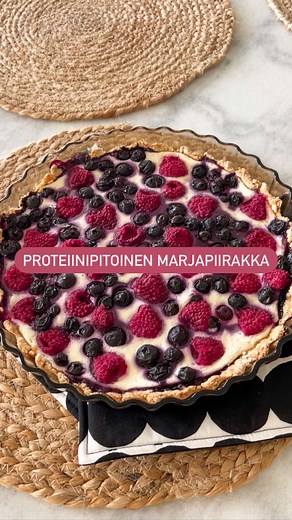 MATLEENA | ONLINE COACH 💜 on Instagram: "🫐 PROTEIINIPITOINEN MARJAPIIRAKKA 🫐 Tässä olis teille nyt jakoon mun superhyvä ja erittäin helppo proteiinipitoinen marjapiirakka, joka toimii hyvin esimerkiksi välipalana. Tässä piirakassa on makea ja rapsakampi keksimäinen pohja, joka toimii päälläolevien marjojen kanssa tosi kivasti 😋 POHJA: • 2,5 dl vehnäjauho • 2 tl vaniljasokeri • 1 tl leivinjauhe • 50g sulatettua voita/margariinia (mulla kevyempi oivariini) • vajaa desi vettä TÄYTE: • 200g Skyr