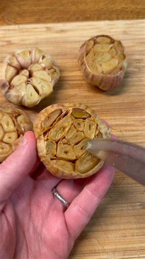 La crème d’ail 🧄 aujourd’hui je vous donne la recette vraiment très simple et rapide pour réaliser une crème d’ail onctueuse et délicieuse qui vous servira pour beaucoup de préparations, et qui sera la base de quelques recettes à venir sur la chaîne 👌🧑‍🍳 #ail #garlic #creme #ideerecette #recettefacile #RecetteSimple #frenchfood #Recetterapide | Edouard Cuisine Fanbase