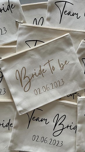 Team bride! #wedding #matrimonio #sposa #bride #bridetobe #partecipazionedinozze #weddinginspo #weddinginspiration #mywedding #silkribbon #weddinginspo #wedding2023 #weddingideas #smallbusiness #mysmallbusiness #envelope #waxseal #waxsealstamp #vellumwrap #vellumpaper #silkribbon #silkribbons #weddingpochette #teambride | Bottega grafica