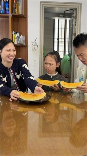 We really can't accept the way my wife helps us remove the cantaloupe seeds.