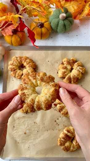 🍎 Apple & cinnamon pastry rings recipe 🍎 These are so simple to make and they taste so delicious. A crispy pastry with a soft baked cinnamon sugar slice of apple inside. You’ll need; 1x sheet of puff pastry 1x large apple 1-2 tbs brown sugar 1-2 tsp cinnamon 1-2 tbs plant milk for glazing How to make; 1. Preheat your oven to 180c. Peel and thinly slice your apple then core the centre of each apple ring 2. Mix together the sugar and cinnamon then dip each apple ring in the mixture, covering bot