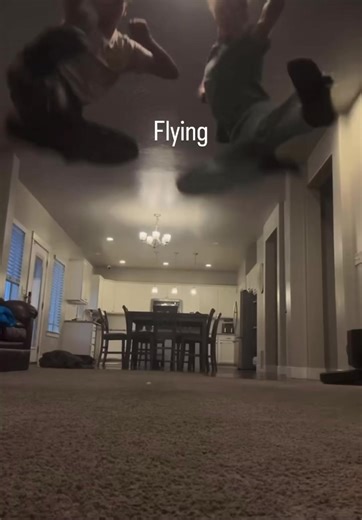 🎶🕺 Two teens record every jump at home and sync it to a song… So it looks like they’re floating nonstop 😳 Perfect timing, perfect vibe. Hashtags (5): #CreativeEdit #JumpChallenge #TeenFun #TikTokViral #FYP