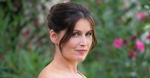 Laetitia Casta à couper le souffle en robe jaune asymétrique largement fendue et mules à talons glamour