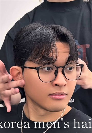 本場韓国メンズヘアの定番。 カルマヘア × ダウンパーマで、サイドの広がりを抑えつつ毛流れを整えました。 清潔感と大人っぽさを両立し、毎日のセットも簡単です。 参考になれば保存して次のオーダーにお使いください。 📍町田駅徒歩3分｜完全マンツーマン施術 📩 ご予約はプロフィールリンク or DMから ─────────────── #町田美容室 #韓国メンズヘア #ダウンパーマ #カルマヘア #menshair