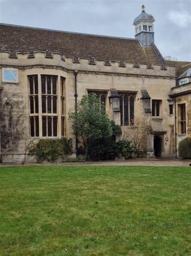 Cambridge 🇬🇧 Christ’s College Cambridge — this is how First Court presents itself now 🌿 You’ll have to trust me… in spring it looks absolutely stunning ✨🌸 Follow for more 😊