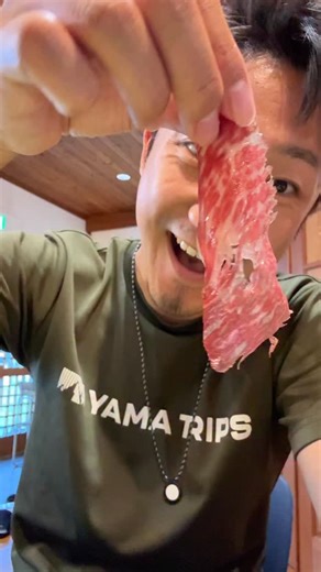 Why does food in Japan taste so good? Because there’s a level of dedication and precision that goes far beyond what most would ever attempt. 🇯🇵✨ Take prosciutto, for example. In Japan, it takes 3× more work than in other countries: 🧂 Salt is gently washed off with mountain spring water, resulting in a cleaner, milder flavor. ⚖️ Each piece is weighed daily to monitor moisture loss with meticulous precision. 🌡️ Aged under strict conditions (below 60% humidity & 4 °C) for 18–36 months, plus an 