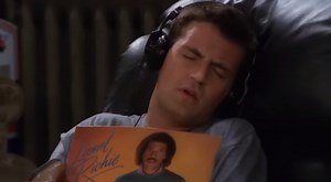 Mathew Perry: ¿Cuál es el origen del meme de Chandler Bing abrazando disco?