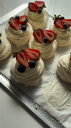 Agus vives 👉🏻 Pastelería SIEMPRE AL LÍMITE on Instagram: "RECETA PARA PAVLOVAS Vas a hacer un merengue francés! Es súper fácil! Empezas batiendo las claras ( 250 g) hasta que estén espumosas y luego le agregas en forma de lluvia el Azúcar (250g) . Ahora con movimientos envolventes le vas a agregar 250 g de azúcar impalpable con 25 g de fécula de maíz. Horno 125 grados por hora y media o si es horno a gas mínimo ( podes poner una espatula en la puerta para que quede medio abierta para puerta de