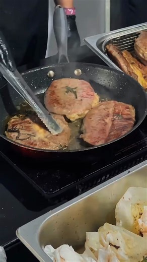 ✨ BẮT GẶP BST NỒI CHẢO INOX NGUYÊN KHỐI CAO CẤP TỪ INOCHI XUẤT HIỆN TRONG GIAN BẾP PHỤC VỤ KHÁCH VIP CỦA “EM XINH” ✨ Trong gian bếp phục vụ khách VIP, bộ nồi chảo cao cấp Omi Essential và Omi Gourmet đã đồng hành cùng các đầu bếp, góp phần mang đến trải nghiệm tinh tế và trọn vẹn hương vị cho những vị khách đặc biệt của chương trình. 🥘 Với chất liệu Inox cao cấp, bộ nồi chảo Inochi đã khẳng định vị thế là lựa chọn đáng tin cậy của các đầu bếp chuyên nghiệp - mang đến trải nghiệm ẩm thực sang tr