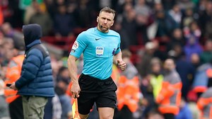 Liverpool: l’arbitre du coup de coude contre Robertson suspendu