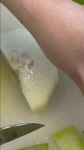 冬瓜を切る【冬瓜と豚バラ肉の煮物】
