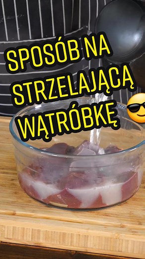 Sposób na strzelającą wątróbkę 😋 - Trickshots Food Tutorial